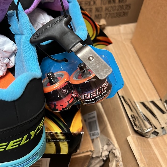 Heelys Straight up black blue purple shoes wheels US women’s size 8 kids 7 uk 6 - Picture 4 of 6